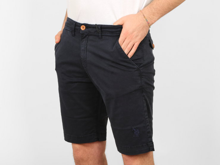 Bermuda U.S. Polo Assn. in leggero twill di puro cotone tinta unita, lunghezza ginocchio. Il pantaloncino ha una linea essenziale, con due tasche oblique ai lati e due ampie tasche posteriori con patta e bottone. La chiusura è con zip e bottone colorato in contrasto e griffato; il logo è ricamato. Disponibile nei colori grigio chiaro e blu navy