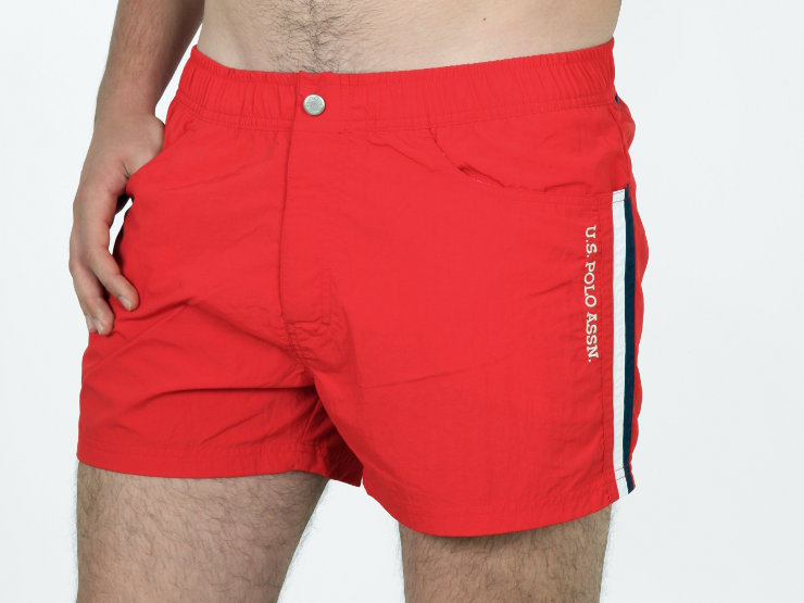 Boxer da bagno USPA in tessuto vela tinta unita, con fascia elastica in vita, retina interna, chiusura con bottone a clip e velcro, due tasche anteriori e tasca posteriore. Il nome del brand è ricamato